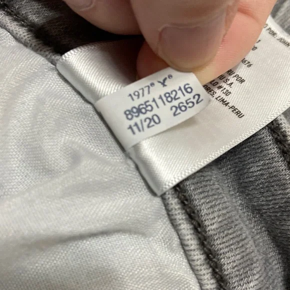 Women’s American Eagle Outfitters Distressed Grey Jegging Jeans. Size 4 short. - Picture 16 of 16